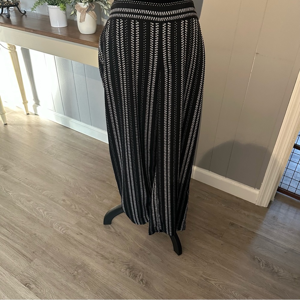 Black & White Wide Leg Pants with Pockets - Roz&Ali